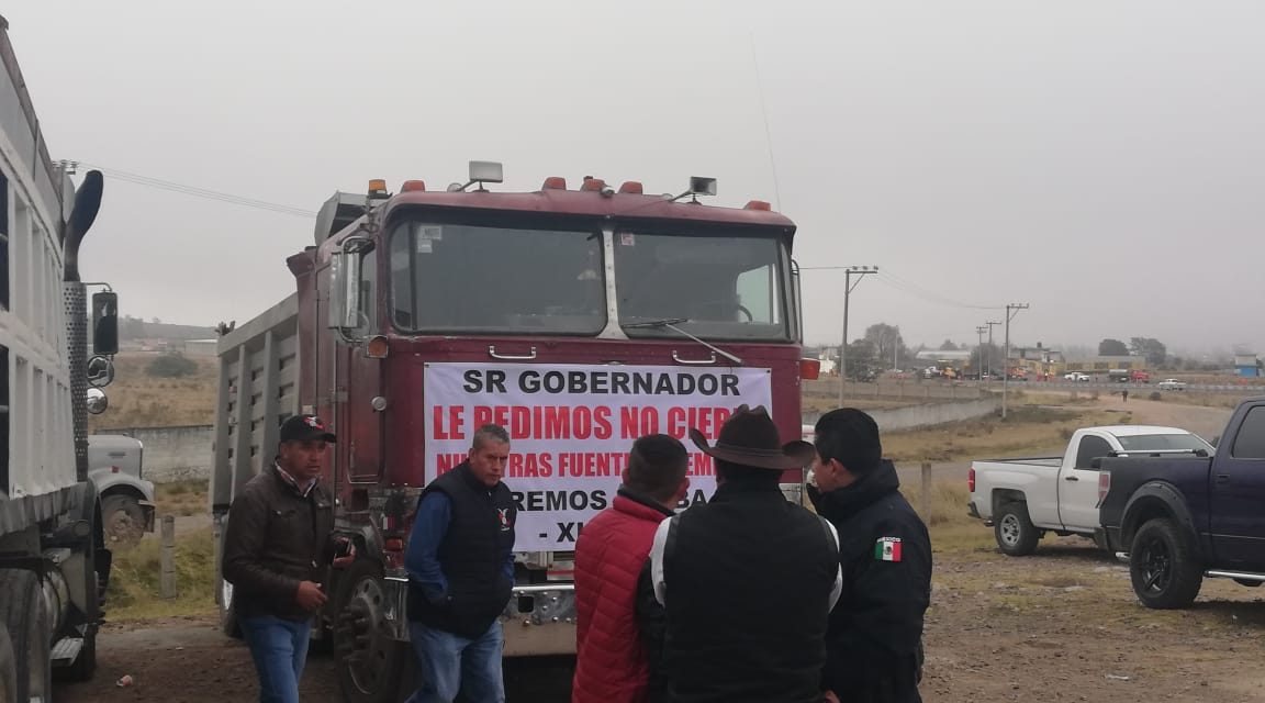 Camioneros cerraron la México-Tuxpan, piden reapertura de planta de asfalto