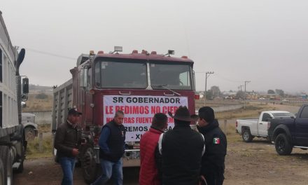 Camioneros cerraron la México-Tuxpan, piden reapertura de planta de asfalto