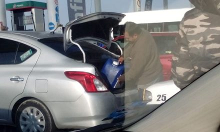 Gasolineras continúan vendiendo combustible en bidones a pesar del riesgo que representa