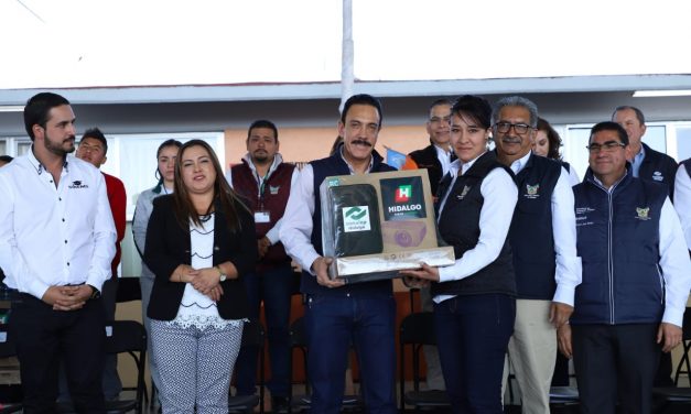 Gobierno estatal  entrega apoyos para fortalecer educación media superior