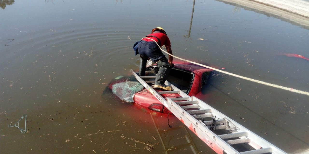Cae automóvil a estanque en Epazoyucan
