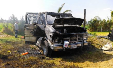 Se incendia camioneta en Doxey, Tlaxcoapan