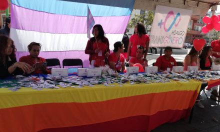 Colectivo de mujeres transgénero regaló condones y pruebas de VIH