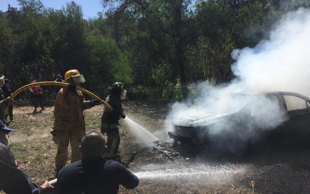 Localizan vehículo en llamas con restos humanos en el interior
