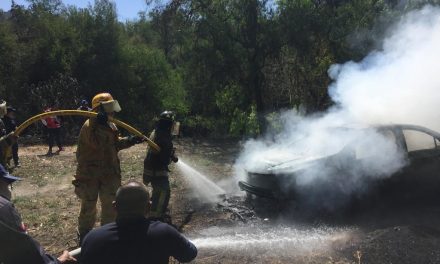 Localizan vehículo en llamas con restos humanos en el interior