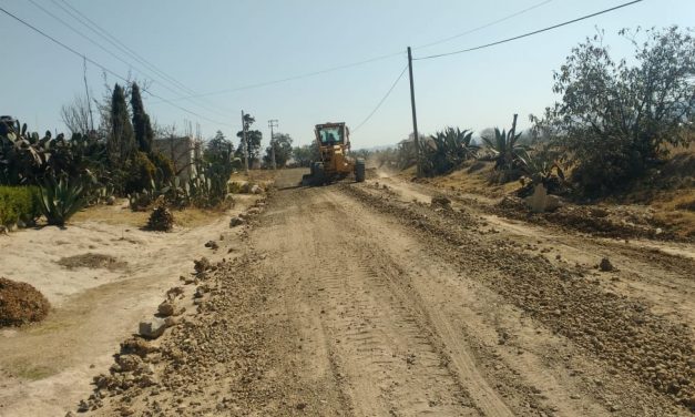 Rehabilitan caminos rurales en Tulancingo