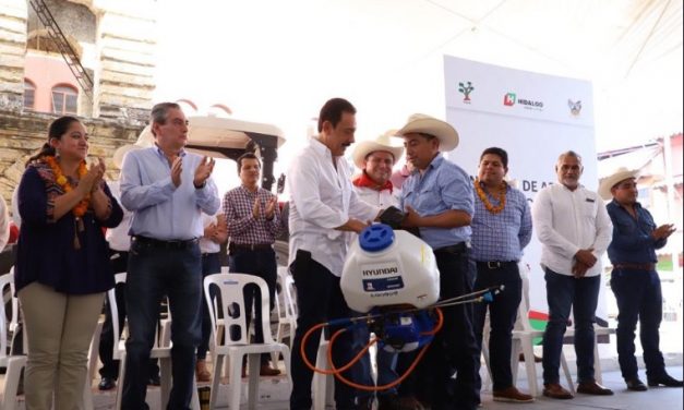 Omar Fayad entrega seguros pecuarios catastróficos y agrícolas