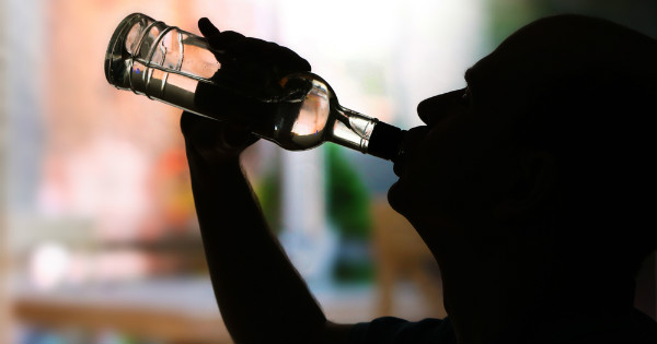 Bebidas a bajo costo y promoción influyen en el aumento de alcoholismo
