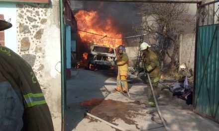 Camioneta con huachicol se incendia en Cautepec