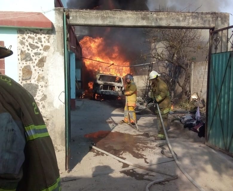 Camioneta con huachicol se incendia en Cautepec