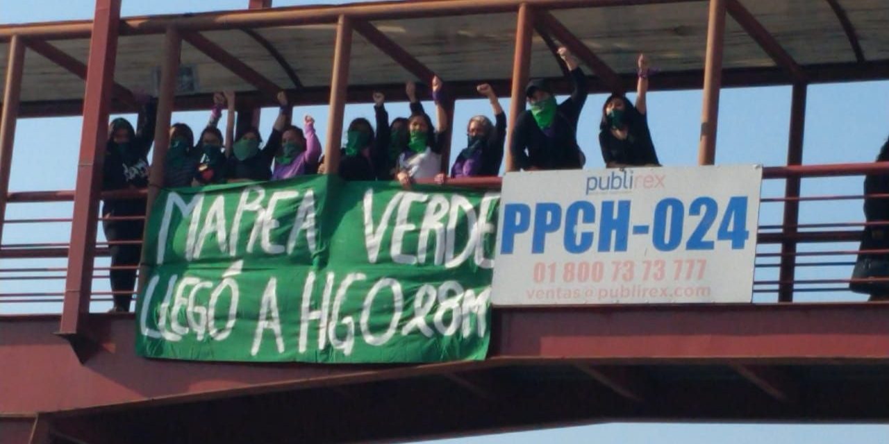 «Marea Verde» coloca mantas en Pachuca en pro de aborto legal