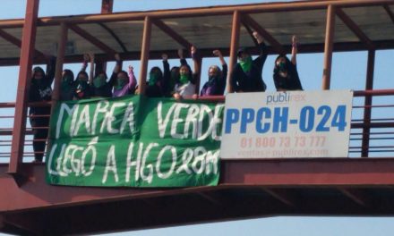 «Marea Verde» coloca mantas en Pachuca en pro de aborto legal