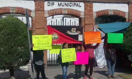 Madres de familia de primaria de San Cayetano se manifiestan contra Paola Ludlow
