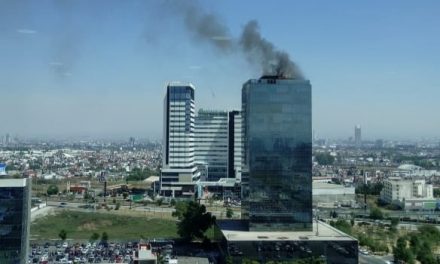 Torre Titanium de Puebla se incendia