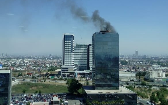 Torre Titanium de Puebla se incendia