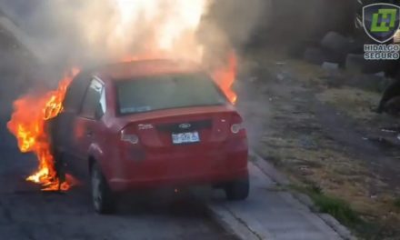 Vehículo se incendia en Tulancingo