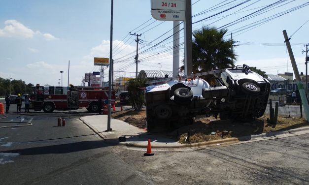 Vuelca pipa de gas frente a Plaza Universidad