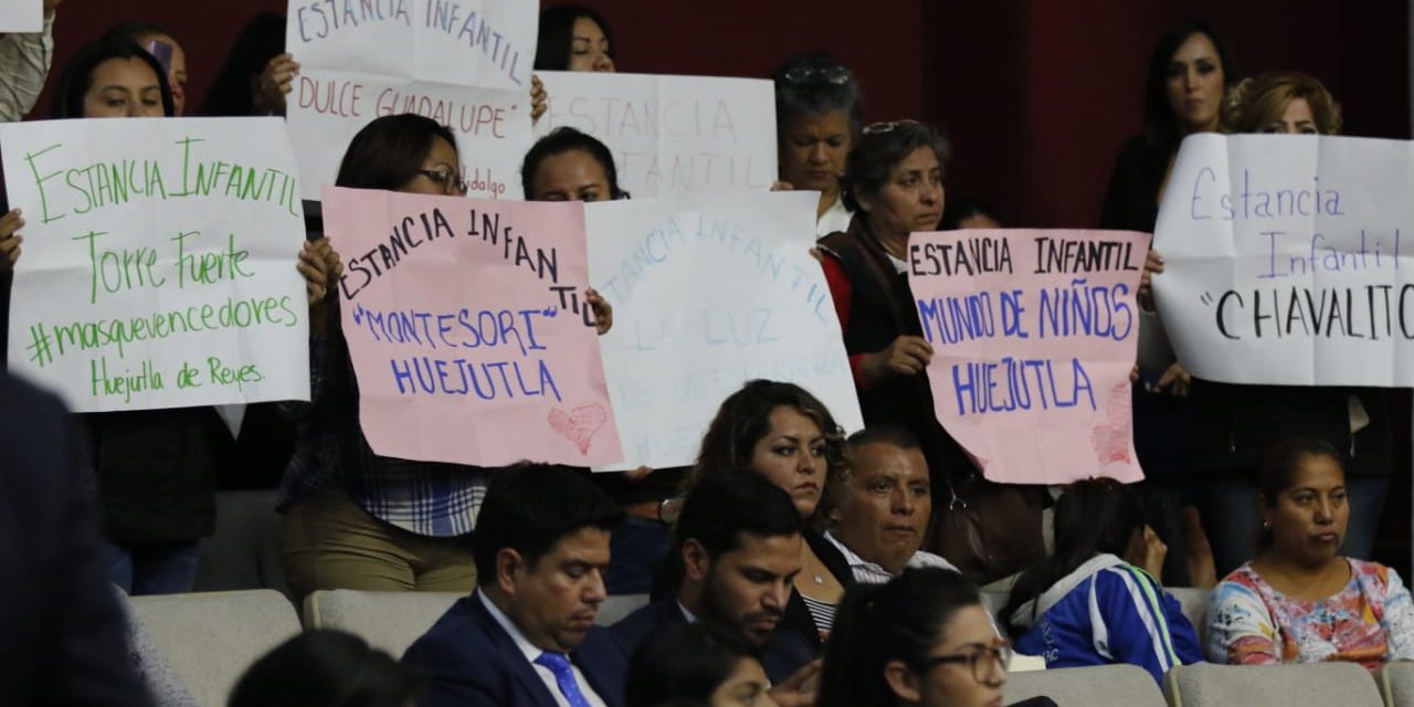 Protestan en el Congreso para exigir la continuación de estancias infantiles