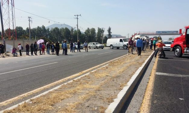 Choferes de empresas turísticas, se manifestaron en la caseta México-Pachuca
