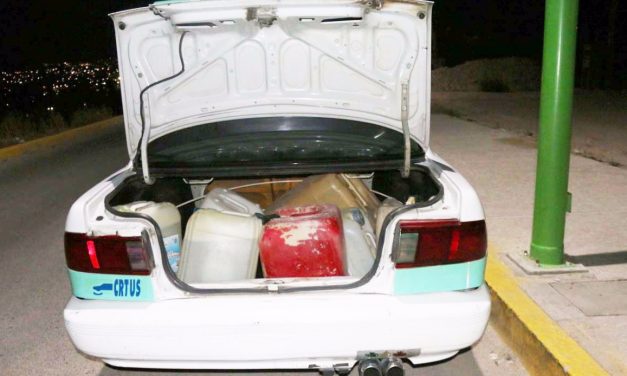 Aseguran a dos taxistas por probables delitos en materia de hidrocarburos