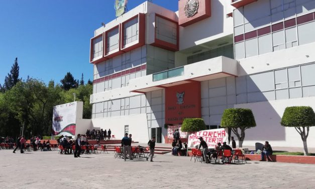 Estudiantes antorchistas tomaron clases frente a Palacio de Gobierno