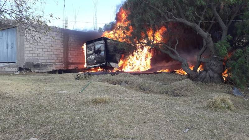 Se incendia camioneta presuntamente conectada a ducto de Pemex