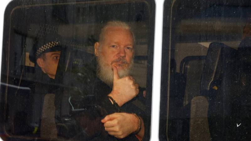 Detienen a Julian Assange en embajada de Ecuador en Londres