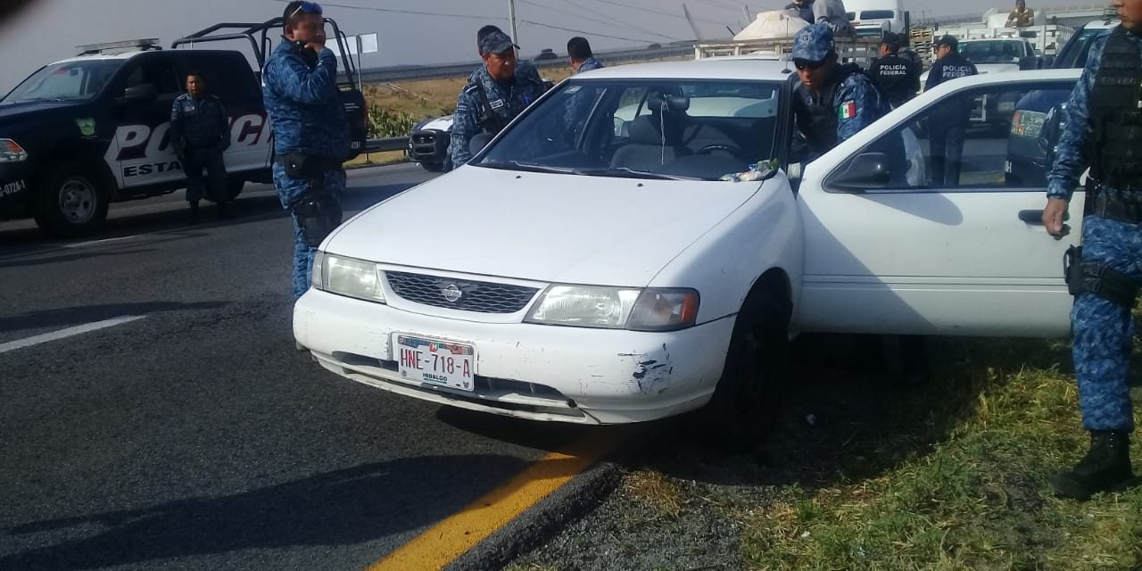 Detienen a dos sujetos que presuntamente robaron automóvil en Pachuca