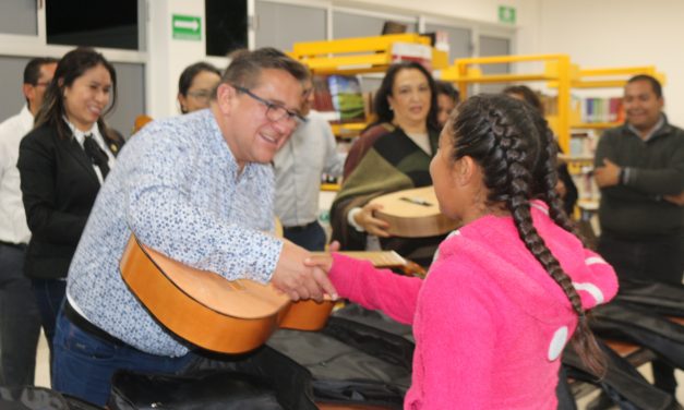 Alcalde entrega apoyos a grupo cultural en Villa de Tezontepec