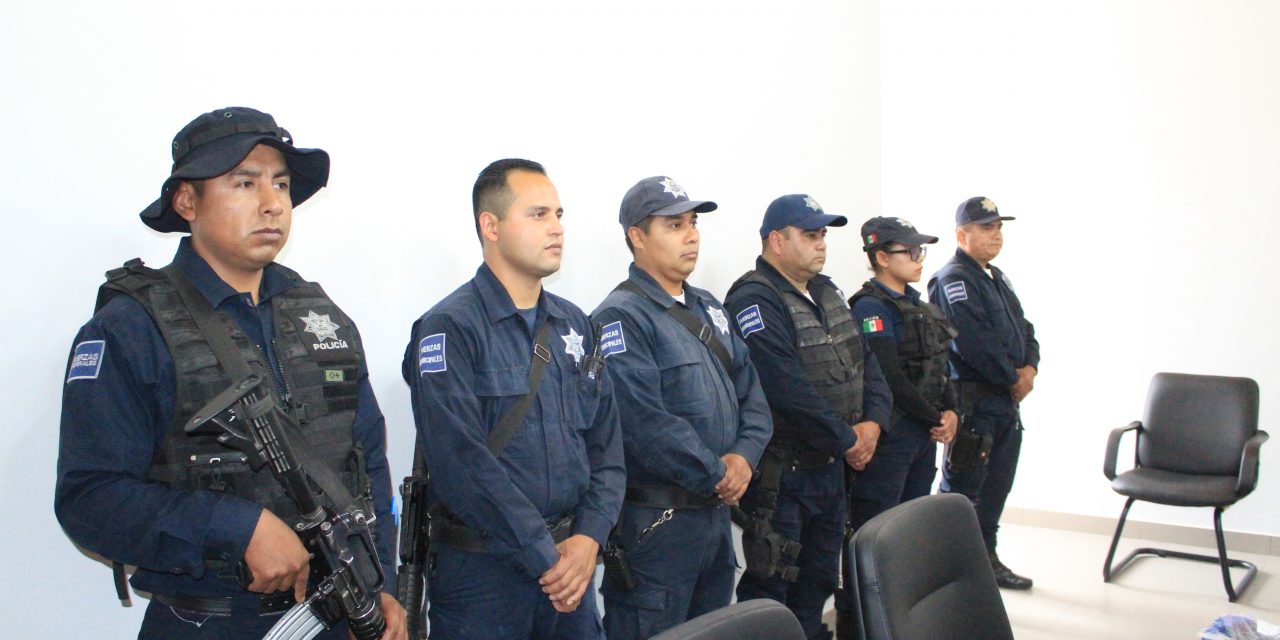 Equipan a policías de Villa de Tezontepec