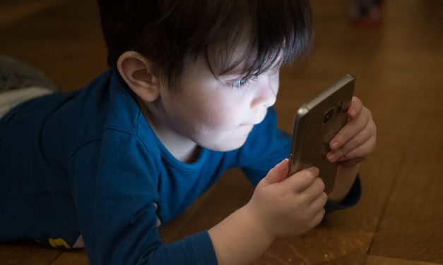 Niños prefieren celular que libros