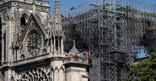 Rescatan obras de arte de Notre Dame
