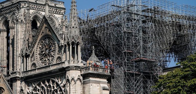Rescatan obras de arte de Notre Dame