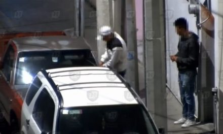 Detienen a dos presuntos desvalijadores de autos en La Surtidora