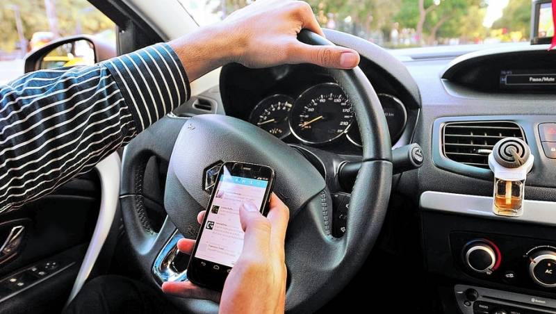 Persiste el uso del celular mientras se conduce, señalan Pachuqueños