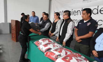 Alcalde de Tolcayuca entrega uniformes a Policías Municipales y personal de PC