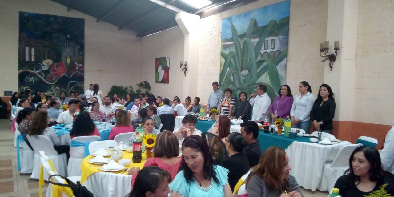 Festejan a Maestros de Villa de Tezontepec