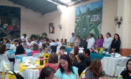 Festejan a Maestros de Villa de Tezontepec