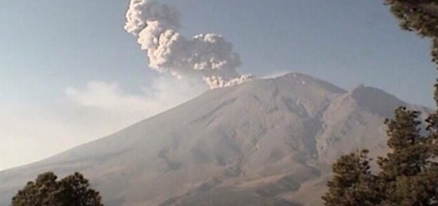 Popocatépetl emite fumarola de 1.5 kilómetros