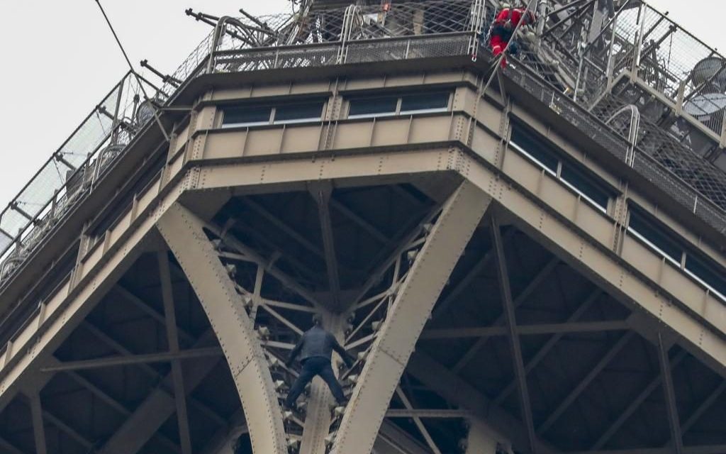 Evacúan a turistas de Torre Eiffel por hombre que intenta escalarla