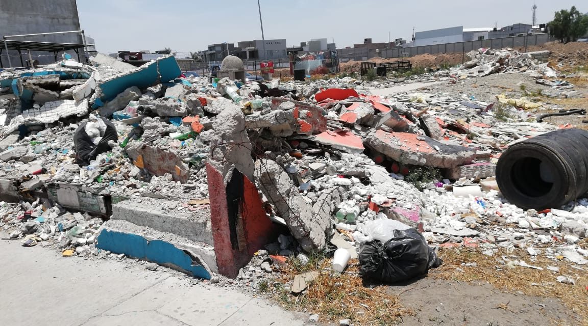 Falta de contenedores y mala educación generan basura en calles