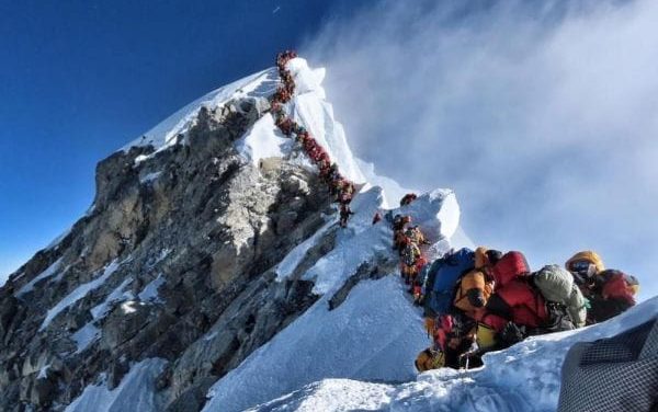 Gran afluencia de montañistas en el Everest; mueren dos