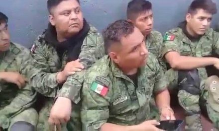 Habitantes de La Huacana retienen y desarman a militares