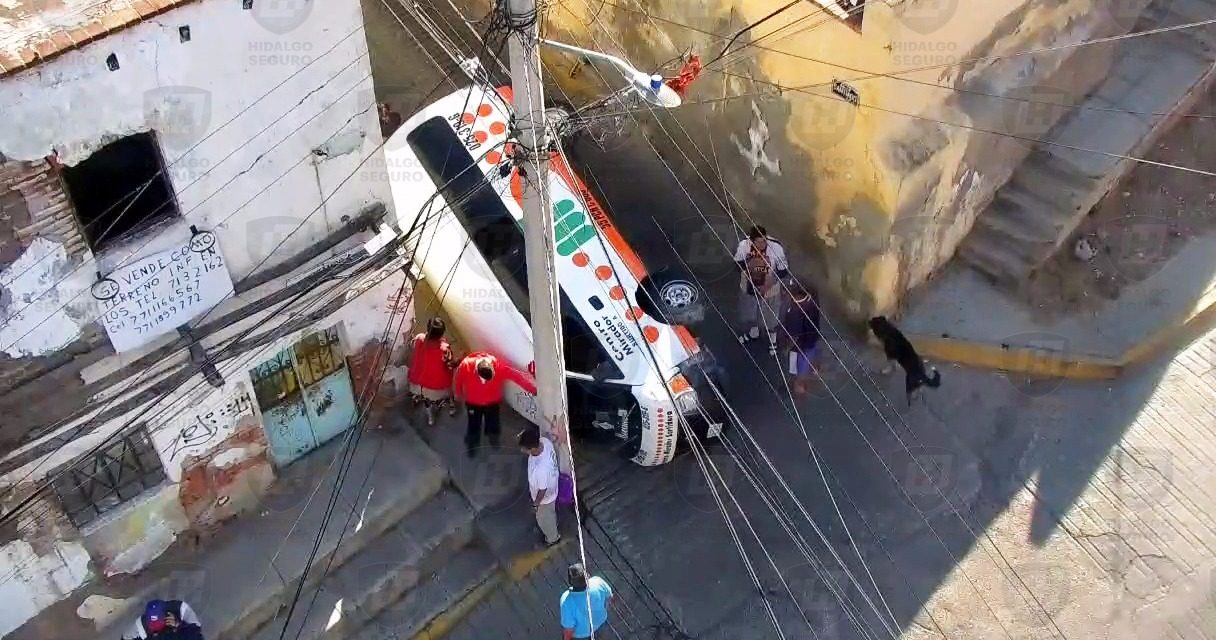 Vuelca camioneta del transporte público en el centro de Pachuca