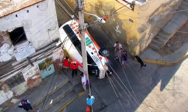 Vuelca camioneta del transporte público en el centro de Pachuca