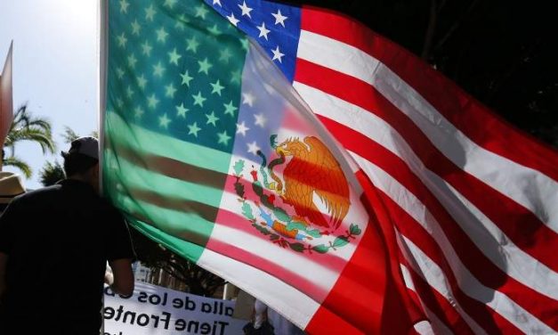 Como castigo a México por no frenar migración, Trump anuncia aranceles