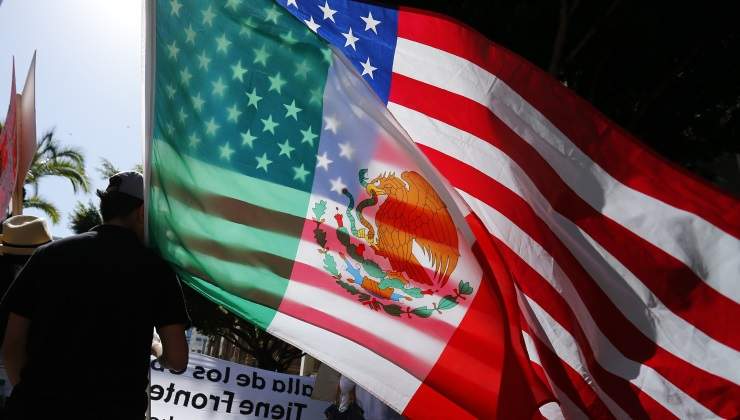 Como castigo a México por no frenar migración, Trump anuncia aranceles