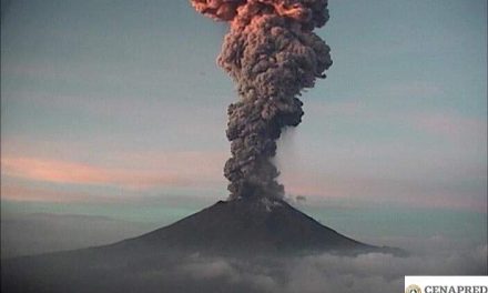 Popocatépetl emite fumarola de más de 4 kilómetros de alto