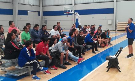 Sergio Molina impartió sesión técnica a entrenadores de basquetbol