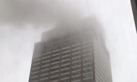 Helicóptero se estrella con edificio en Nueva York